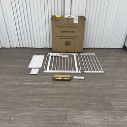 $30 #1668 (30” Tall x 30-48” wide) Baby or Dog Safety gate / walkthrough locking door