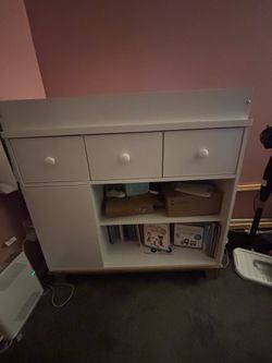 Storkcraft Modern Changing Table/Dresser Combo