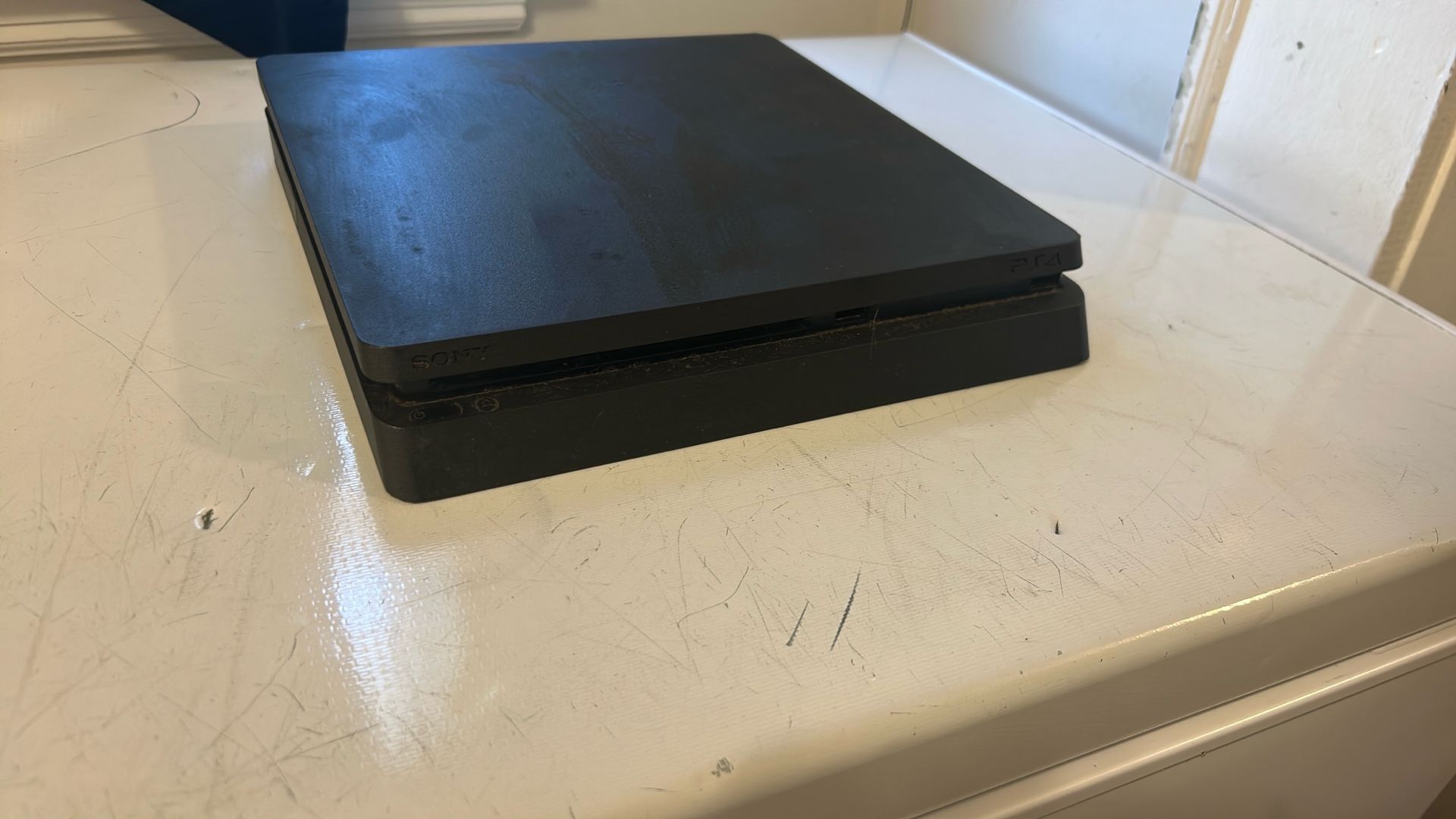 Ps4 slim(1 terabyte)