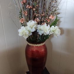 2 Pretty Vase With Ornament 2 x $5