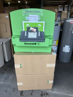 Honeywell Fendall Pure Flow 1000 Eyewash Station, 7 Gallon Capacity, 15 Minutes Wash Time, 29" L X 3