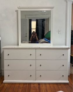 Full size White Bedroom Set – Must Pick Up TODAY