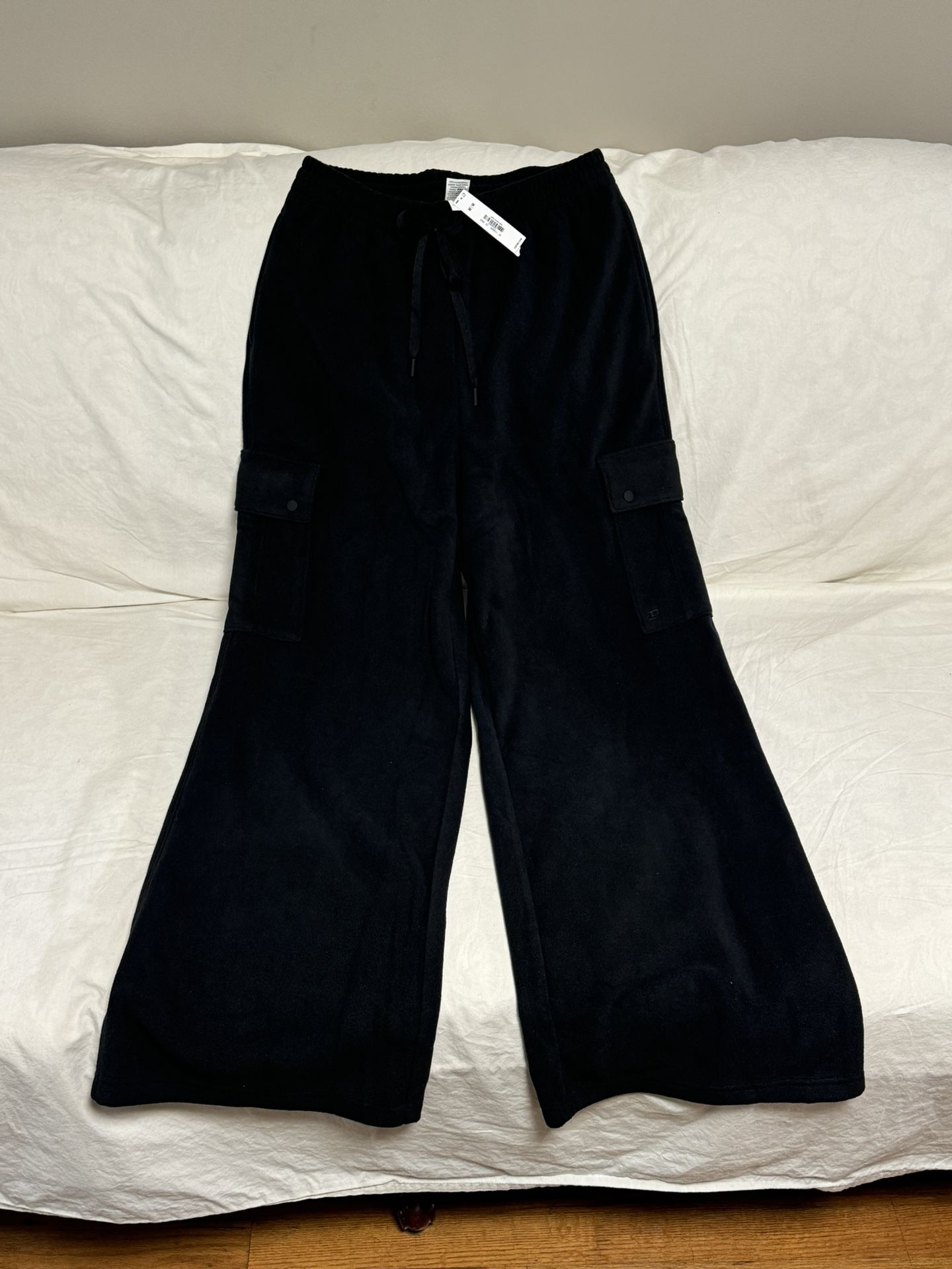 BRAND NEW VICTORIA'S SECRET/PINK FLEECE CARGO PANTS