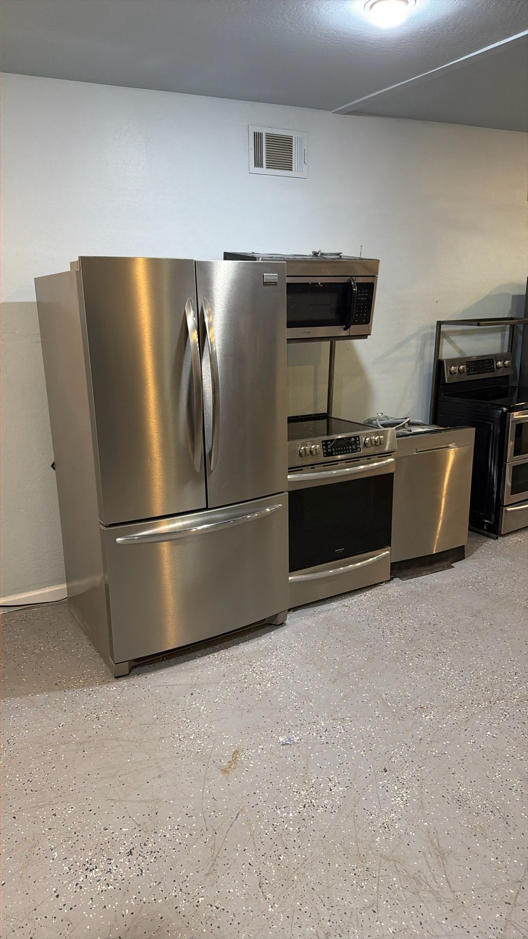 Kitchen Set Slide In Stove French Doors No Water Refrigerator Dishwasher Over The Range Microwave All Matching In Good Condition