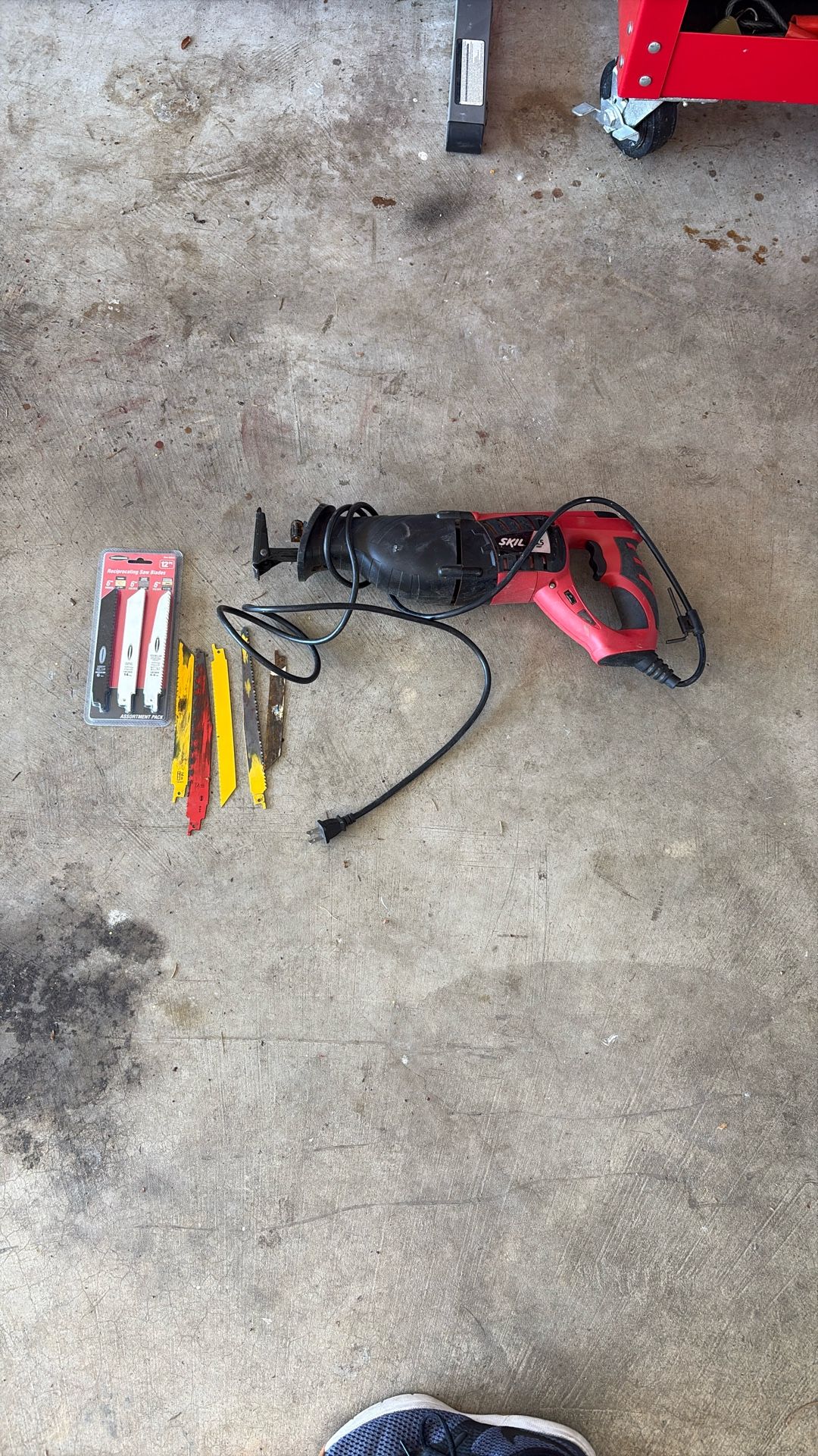 Skilsaw Reciprocating Saw 8.5 Amp + Blades