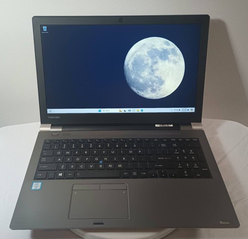 Toshiba Core i7 400 GB SSD 16 GB Ram Windows 11