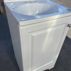 New 18 In Vanity In Good Condition 