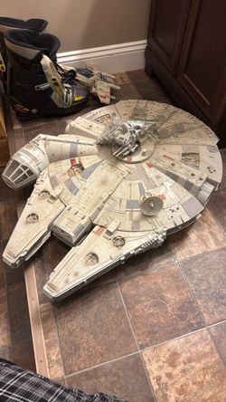 2008 Hasbro Millenium Falcon Star Wars Playset