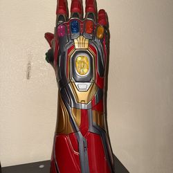 Marvel Legends Series Endgame Iron Man Nano Gauntlet Articulated Electronic Fist