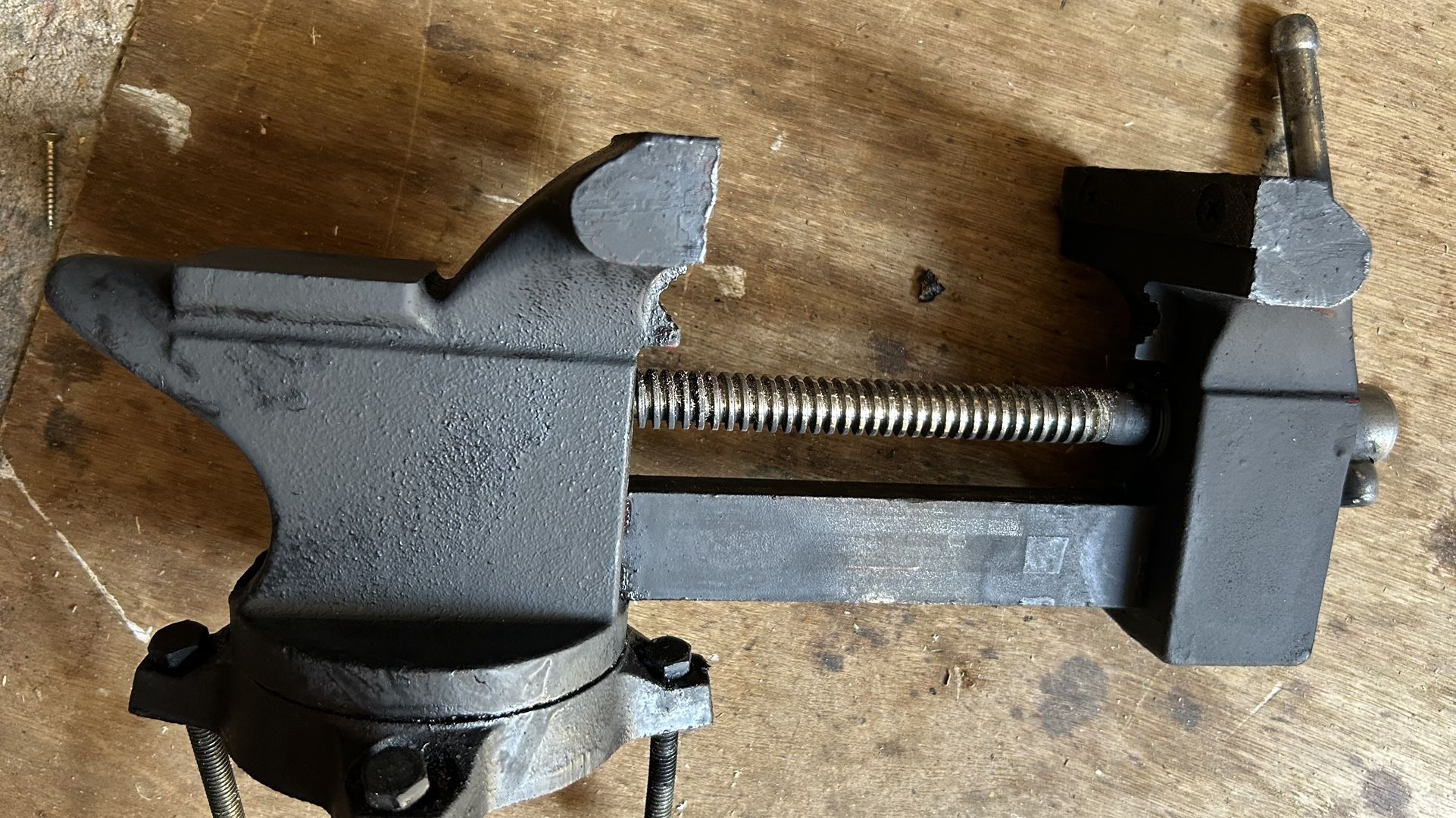 vintage 4" bench Vise with Jaws Swivel Anvil Bench Vise No 5177 made in Japan