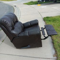 Free rocking recliner