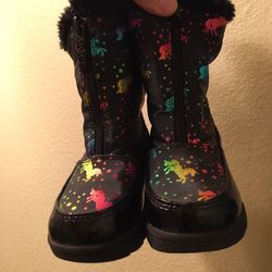 Like New Toddler Size 7 snow Boots w/colorful unicorns 