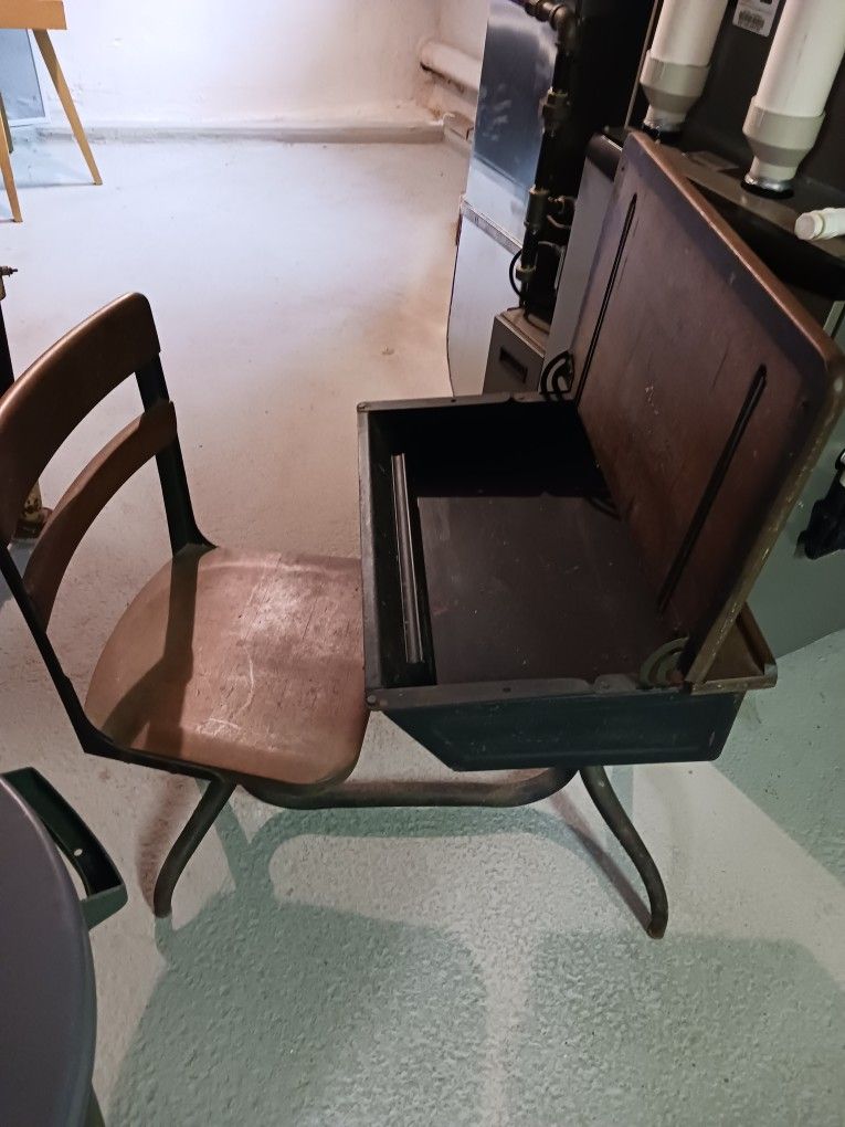 Old Shcool Desk,