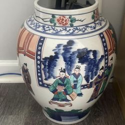 Set Of Two Chinese Oriental Vases