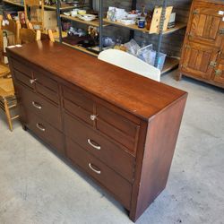 6-drawer Dresser. Read Description 