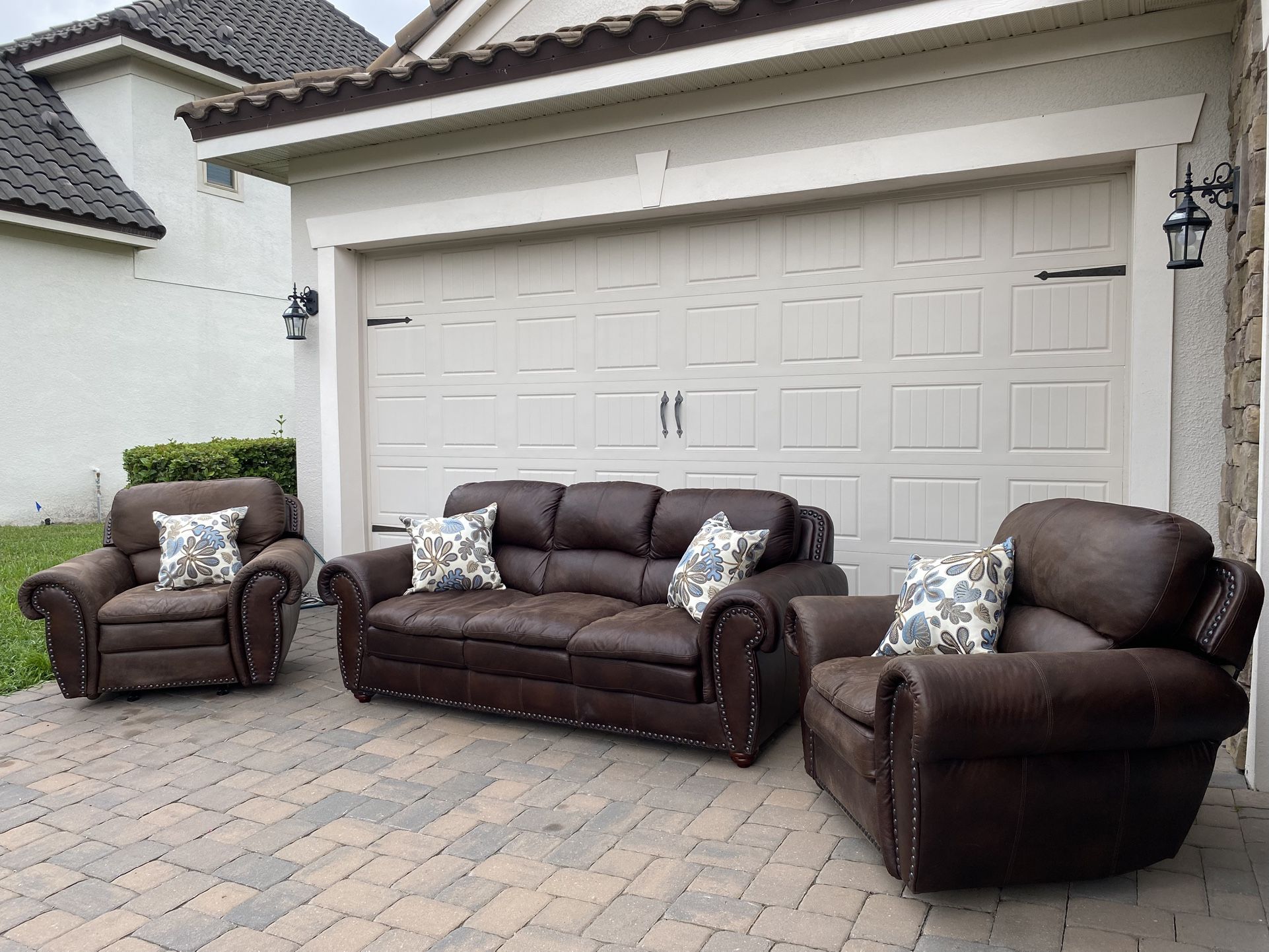 Nail Head Leather Sofá And Two Recliners