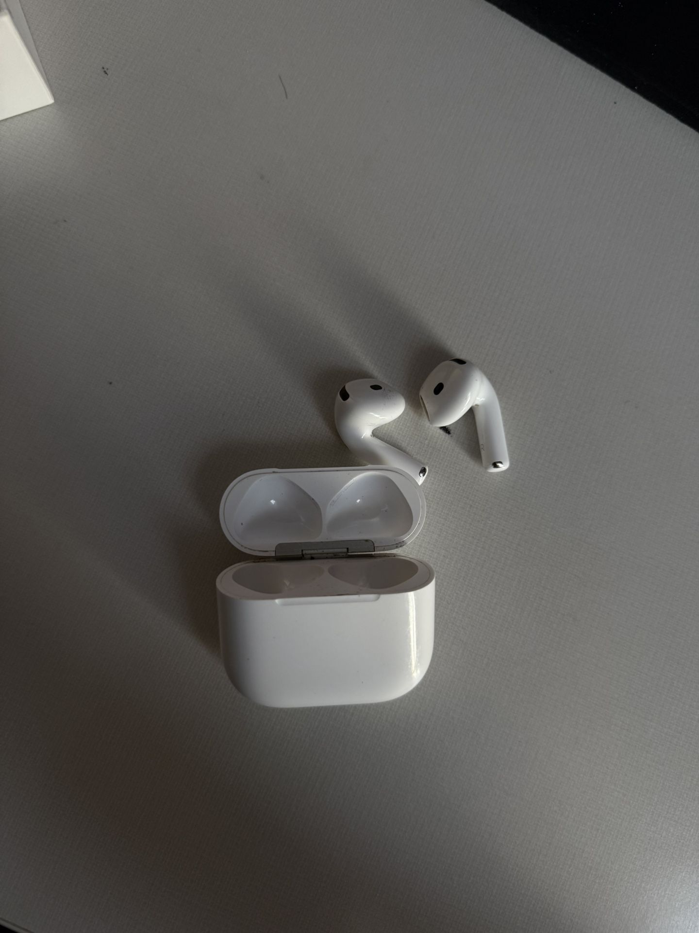 AirPod 4. 