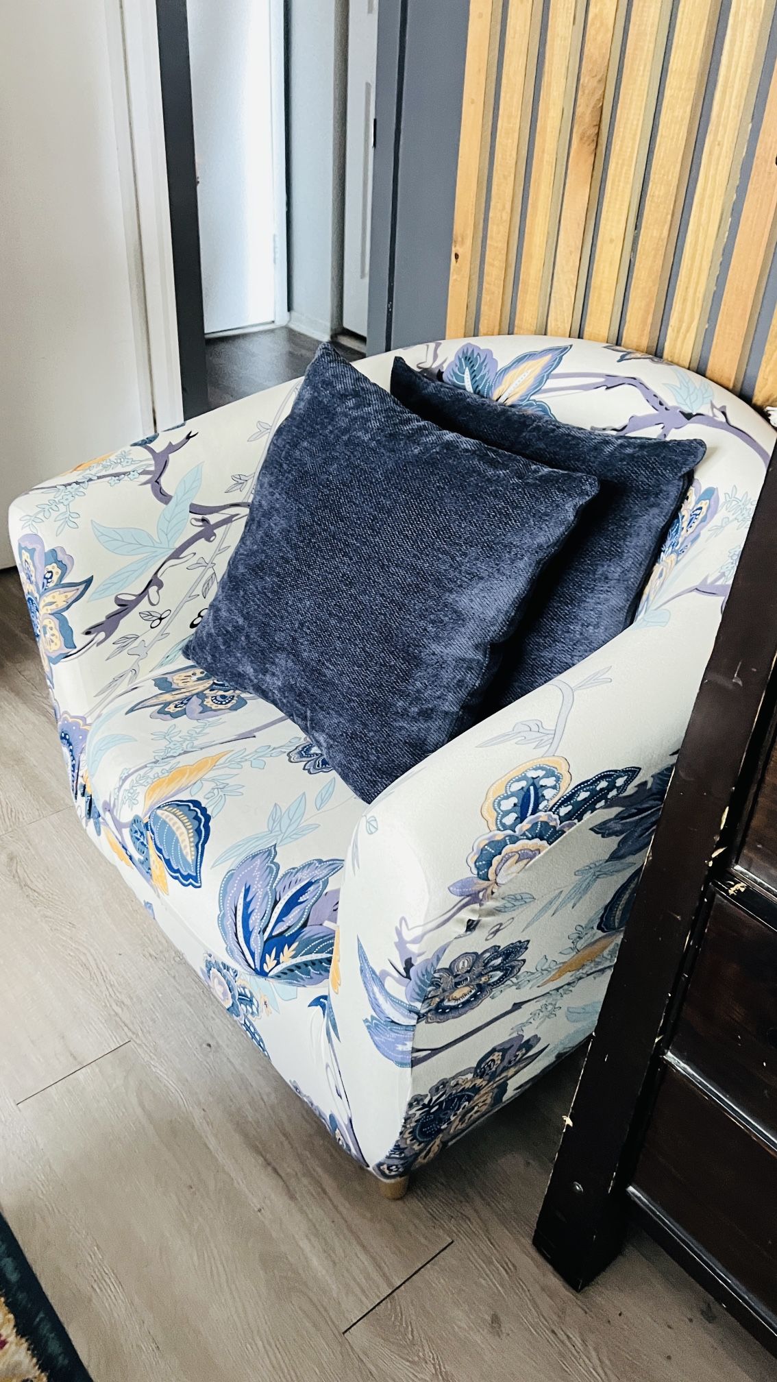 LOUNGE CHAIR