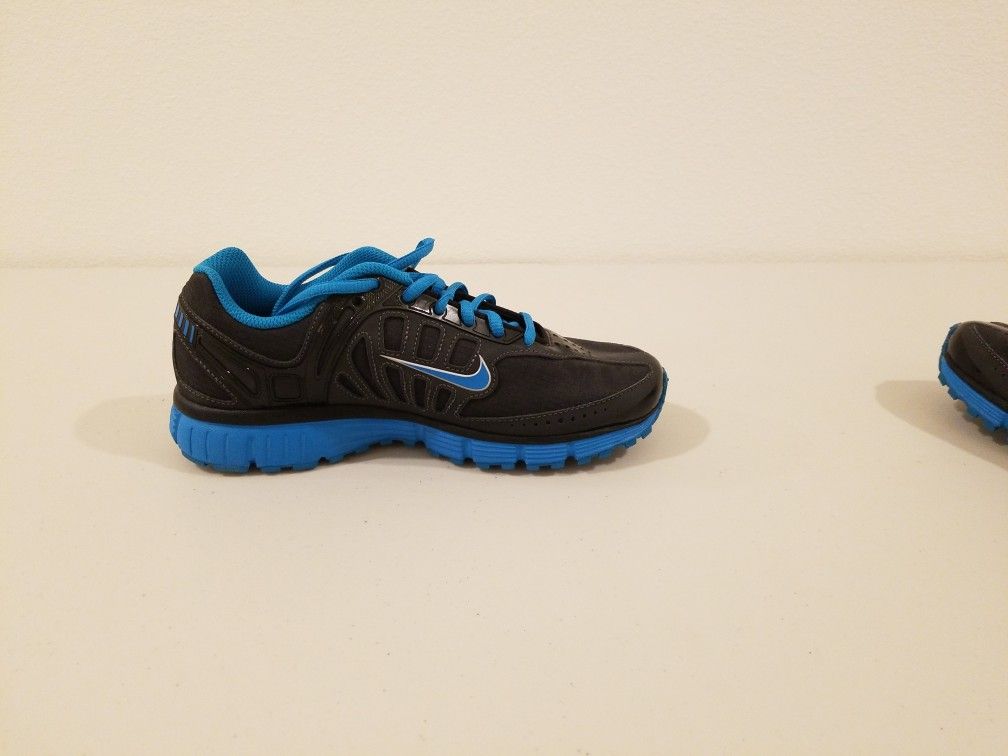 NIKE WOMEN'S 7.5 ATHLETIC SHOE