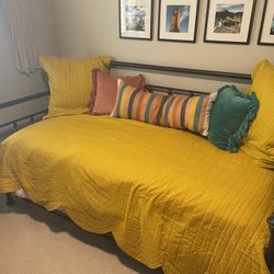 Black Metal Frame Twin Daybed With Trundle (Top mattress Included!)