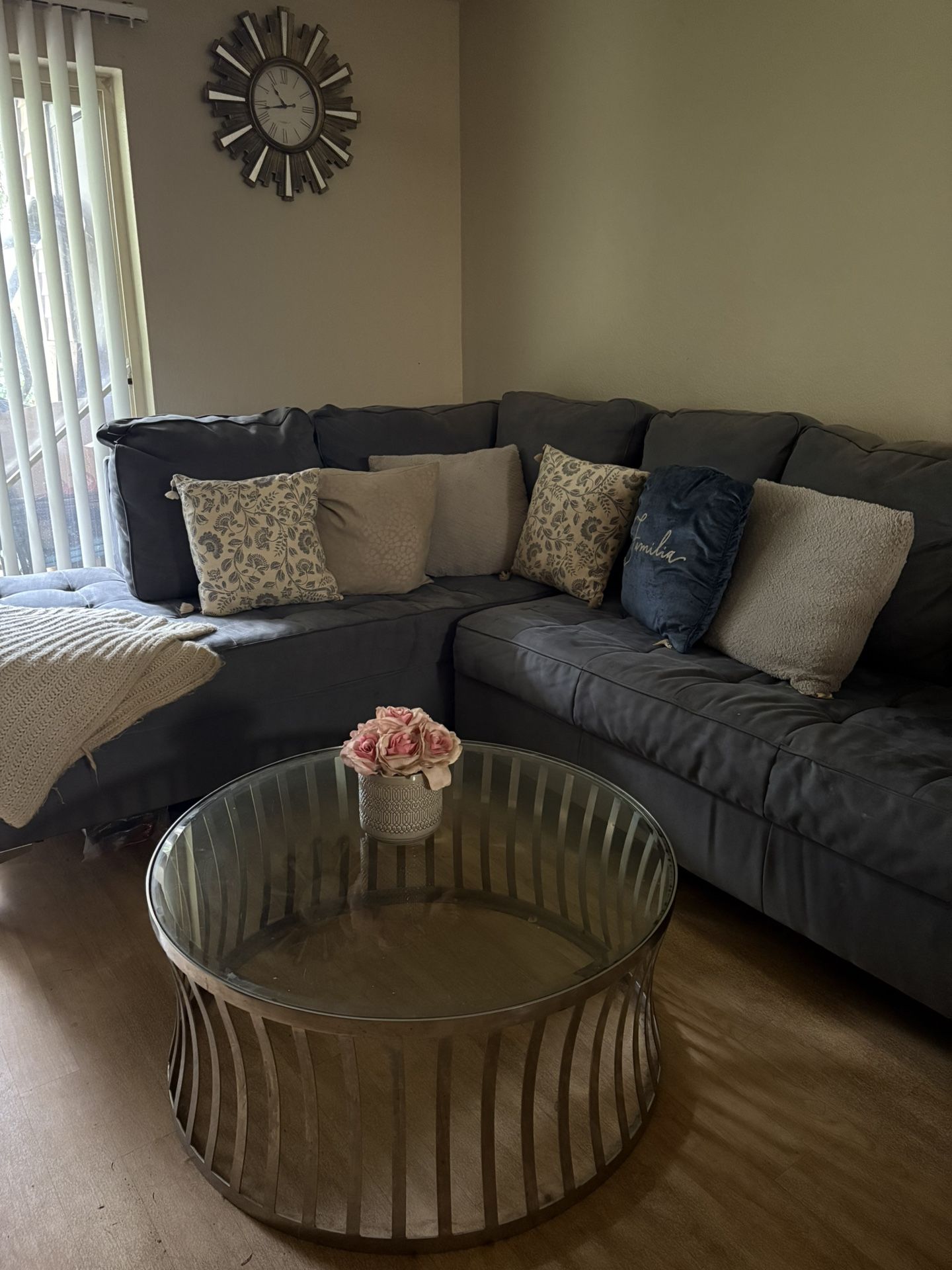 Living Room W Coffe Table And The Wall Clock. 👍🏻