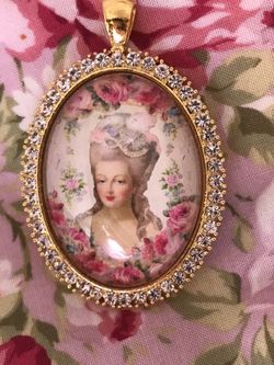 40X30mm Gorgeous Victorian Era Style Marie Antoinette Ornate Gold Tone Pendant. Several other styles available, see the pictures