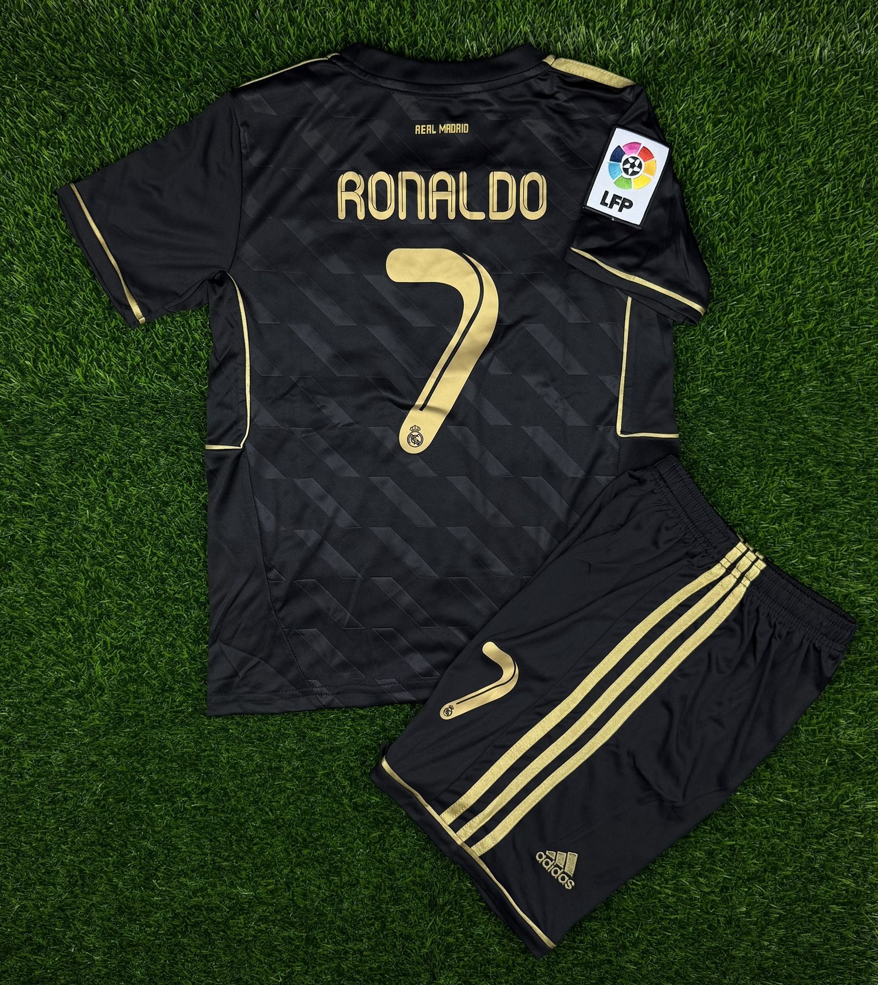 NEW CLUB REAL MADRID RETRO RONALDO KIDS SET! SIZE FOR A 7-8 YEAR OLD ONLY!