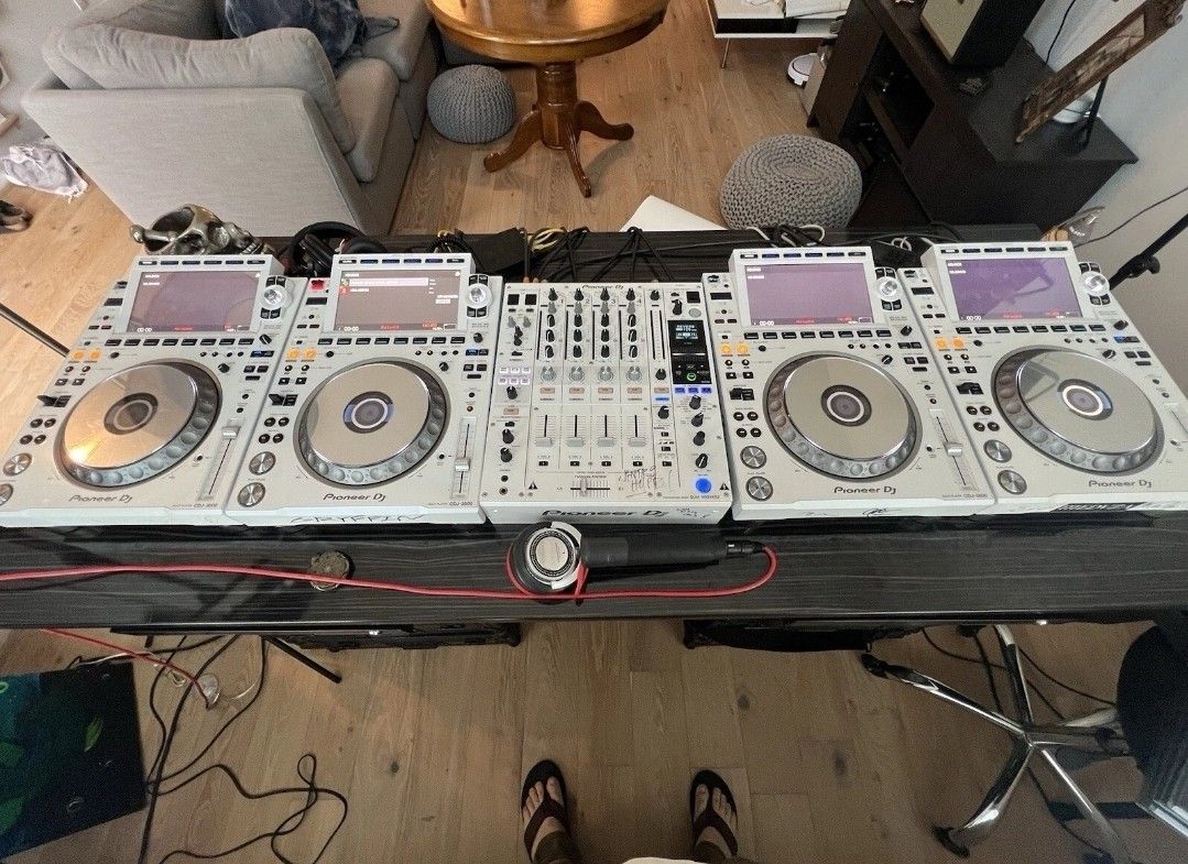 Pioneer CDJ 3000 White Limited X4
and Nexus 2 Signed by Various Artists