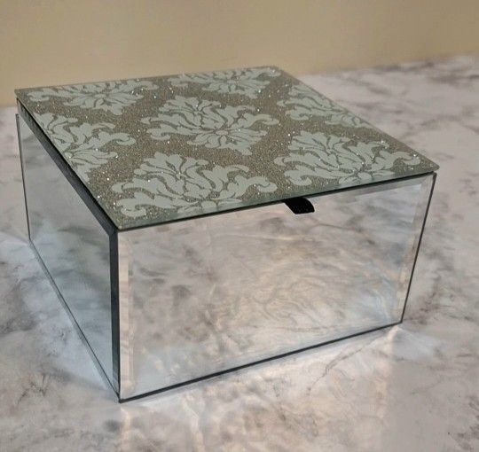 ELEGANT GLASS DECORATIVE BOX WITH VELVET INTERIOR 