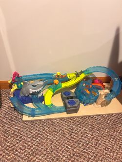 Hot Wheels Shark Attack Track Set