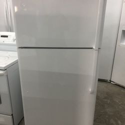 White 18 Cubic Foot Refrigerator With Ice Maker 