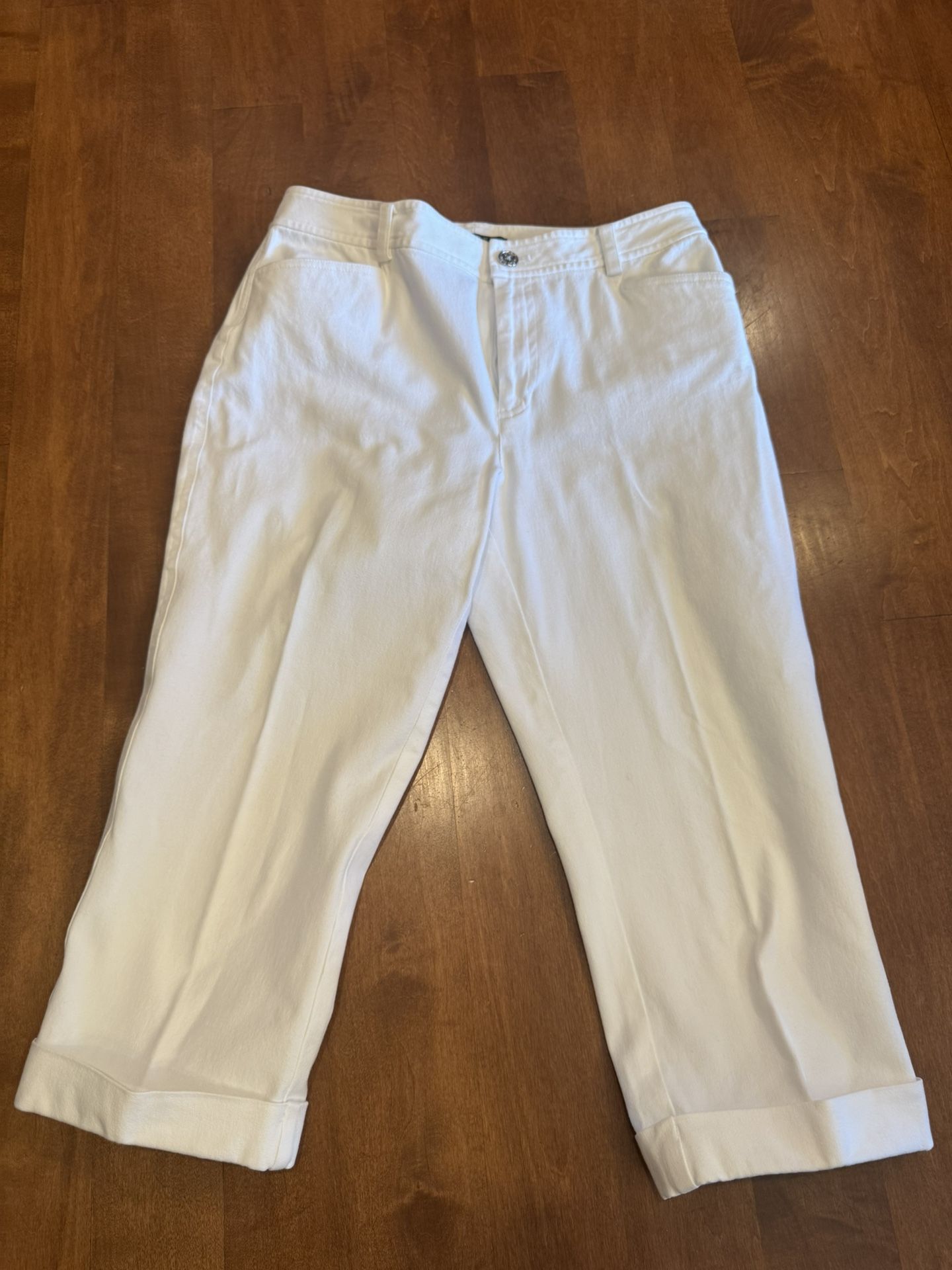 Woman’s Lauren by Ralph Lauren Capri pants shipping available