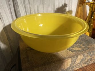 323 Pyrex 8½" Yellow Rainbow Mixing / Serving Bowl 1.5 L In very good vintage condition  