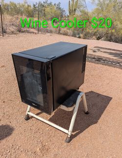 MAGIC CHEF  COUNTER TOP 6-Bottle Wine Cooler, 13-Liter Mini Fridge $20obo