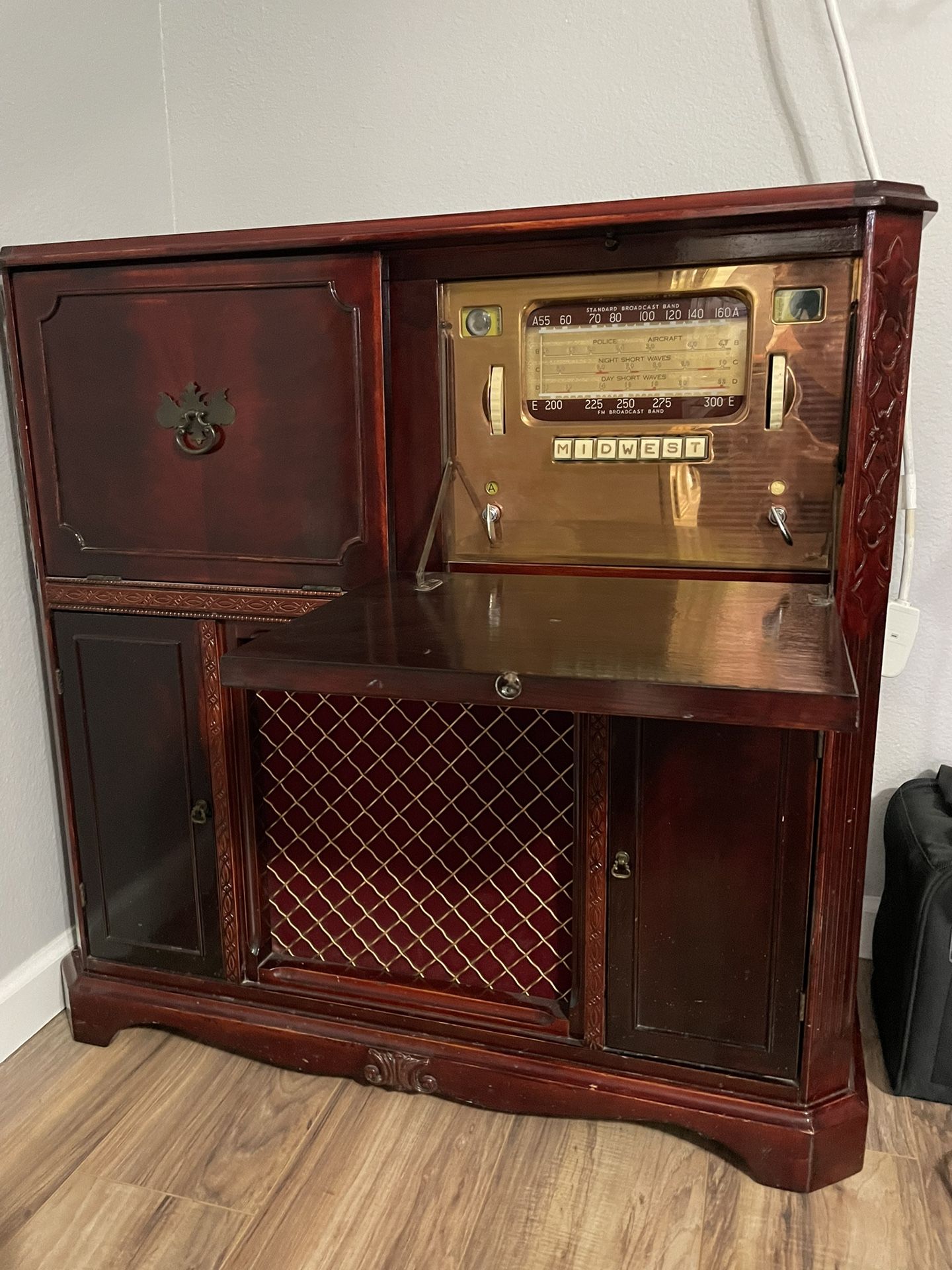 Vintage 1940s Console Radio & Record Player 