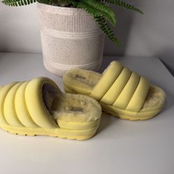 UGG MAXI SANDALS Size 11