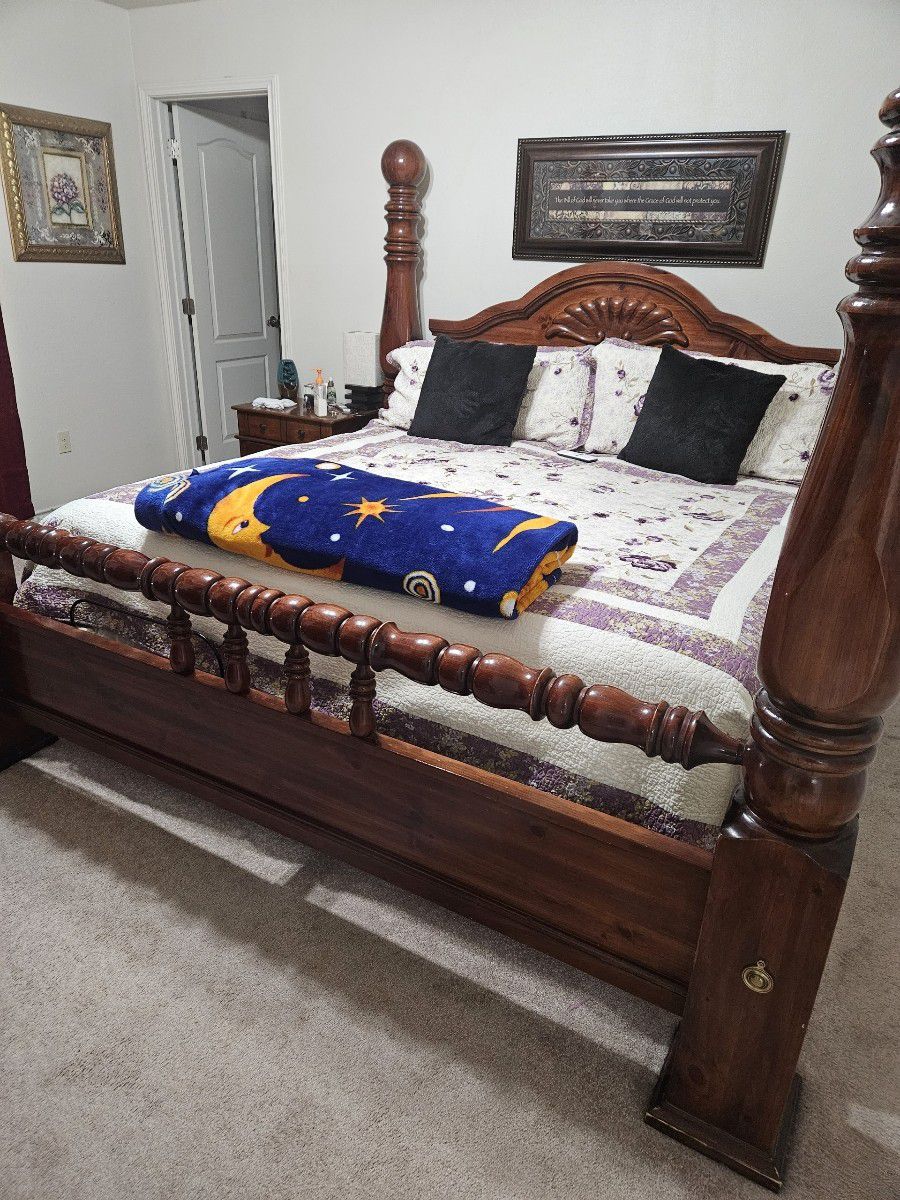 King Size Bed Heavy Wooden Posts