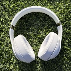 Broken Beats Studio White/Gold Heaphones Works Good Replaced EarPads