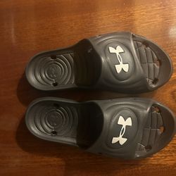 Youth Under Armour Slides Size 5