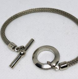 Silver tone bracelet with mesh chain and toggle clasp