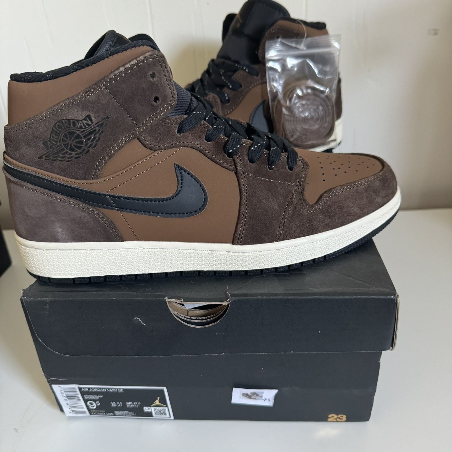 Jordan 1 Mid “Dark Chocolate”