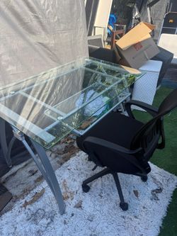 Escritorio de cristal y silla