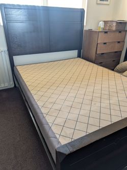 Queen size bedframe