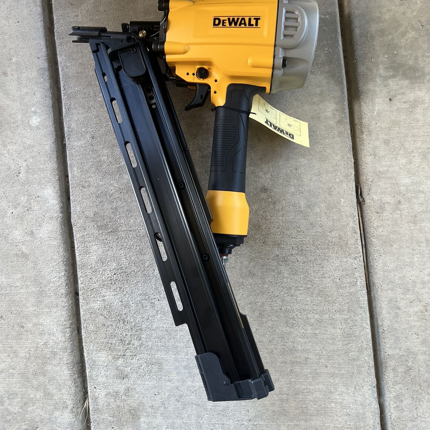 DeWALT DWF83WW TO 3-1/4-Inch 28 Degree Plastic Wire Weld Framing Nailer  New for Sale in Riverbank, CA OfferUp