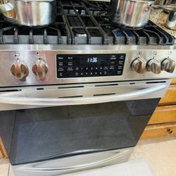 Frigidaire Gallery Stove Oven  (Great Condition, Clean, Lightly Used)