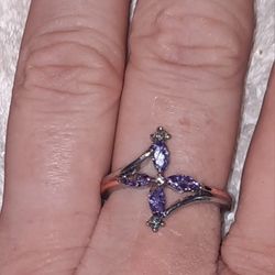 VERY PRETTY AMETHYST COLORED CRYSTAL RING