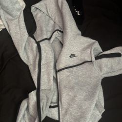 Grey Nike Tech Fleece 