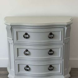 SOLID WOOD NIGHTSTAND / SMALL DRESSER – 3 DRAWERS – CLASSIC STYLE