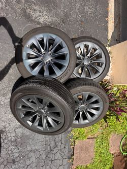 2020 Tesla Model S wheels