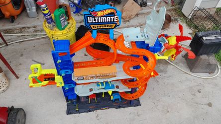 Hot wheels race tracks